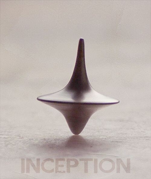 В фильме «Начало» у героя Лео ДиКаприо была специальная «штука», благодаря которой он понимал: он наяву или во сне. 