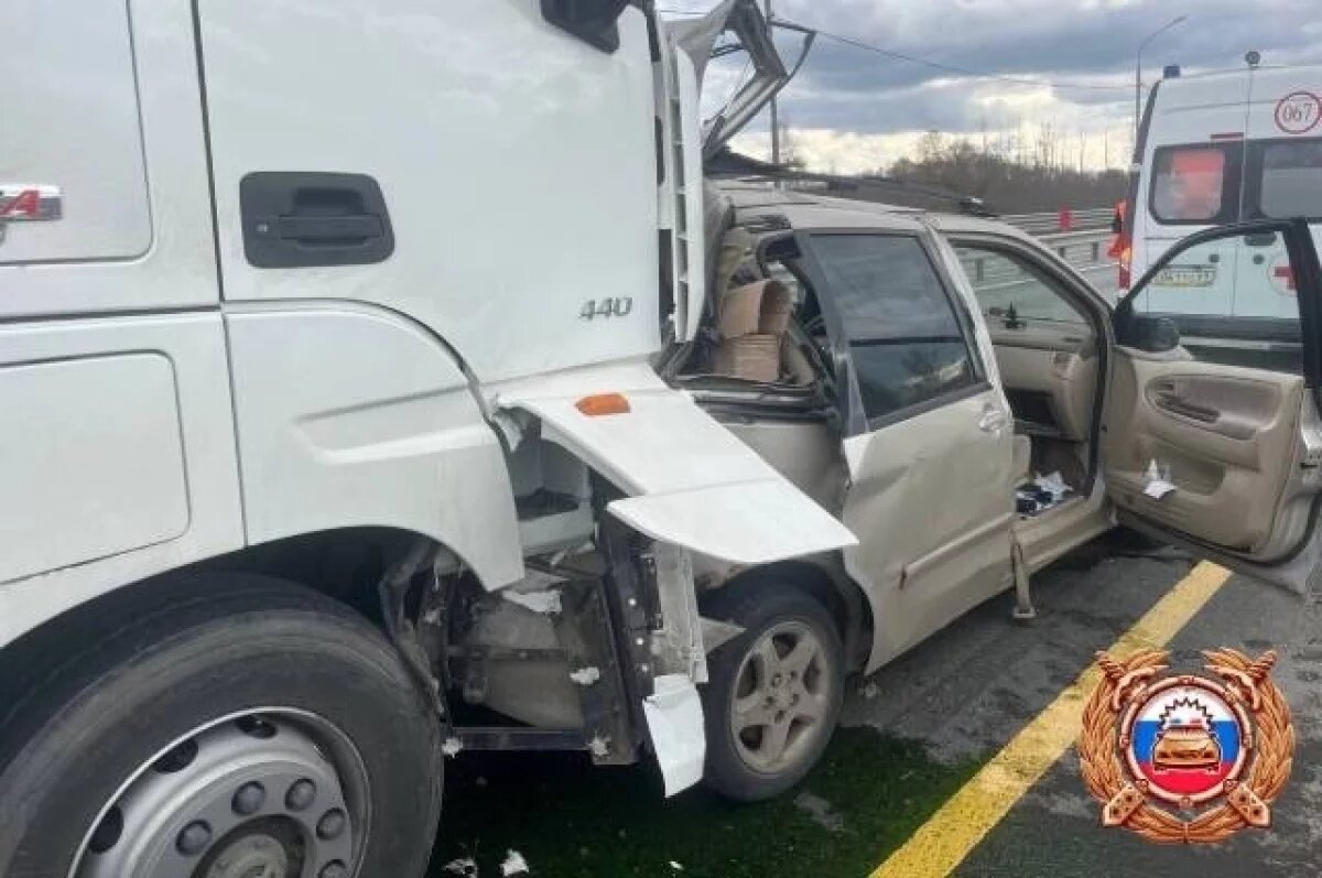    В Тверской области фура протаранила Mazda, один погиб и двое пострадали