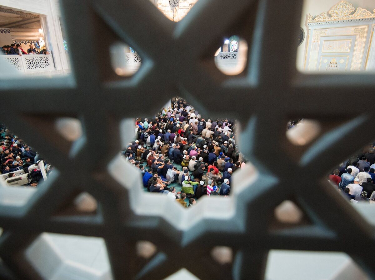    Мусульмане в Соборной мечети в Москве в день праздника Ураза-байрам. 25 июня 2017© РИА Новости / Евгений Одиноков