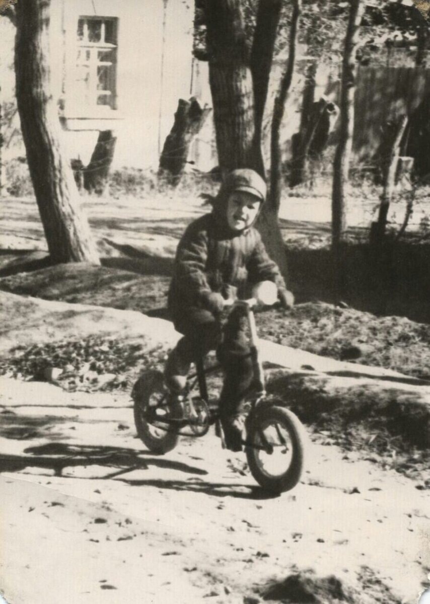 Катаюсь на велосипеде в нашем дворе на Малой Тульской. 1960-е.