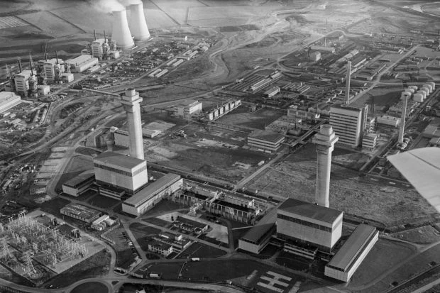 Вид с высоты птичьего полета на ядерный полигон Уиндскейл, Селлафилд, Камбрия, 12 октября 1957 года.