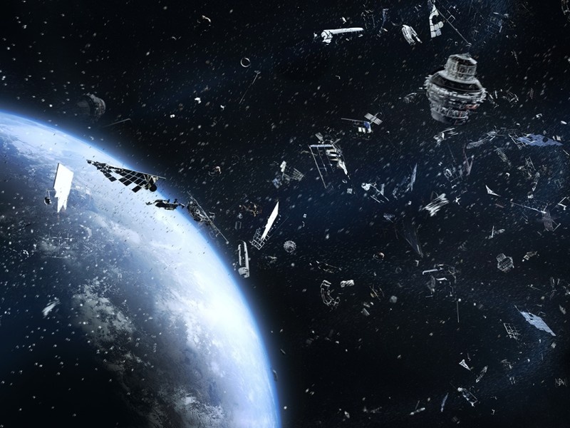    Новый спутник-каннибал работает на космическом мусоре
