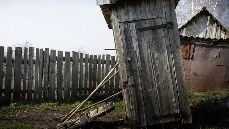 Россияне все реже используют туалеты во дворах, считают в Росстате. Источник: Элмикс.ру