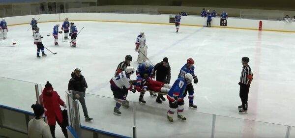 Ананьев упал на лёд и больше не поднялся. Фото © VK / Федерация хоккея Архангельской области 