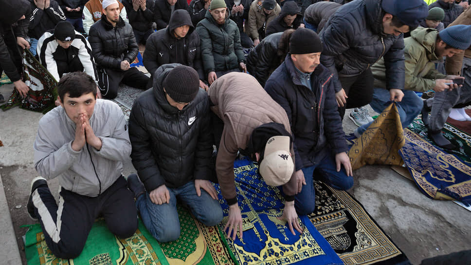 Приверженцы магометанской веры отмечают один из главных праздников ислама — Ураза-байрам. Молитвы прошли и в Екатеринбурге.📷Фото: Марина Молдавская / Коммерсантъ