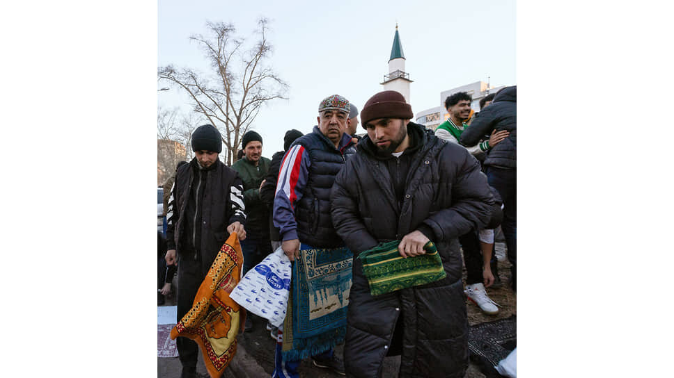Праздник знаменует прекращение поста, во время которого воду и пищу запрещено вкушать до захода солнца..📷Фото: Марина Молдавская / Коммерсантъ