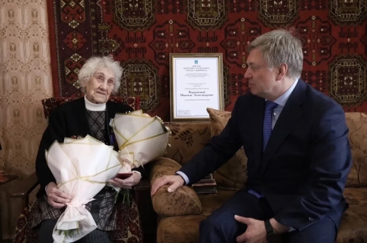    Русских вручил знак Почётного гражданина Ульяновска Надежде Корешковой