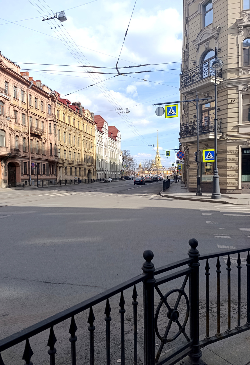 Все фото автора. Впереди- Петропавловская крепость.  Но я поворачиваю на Мытнинскую набережную. 