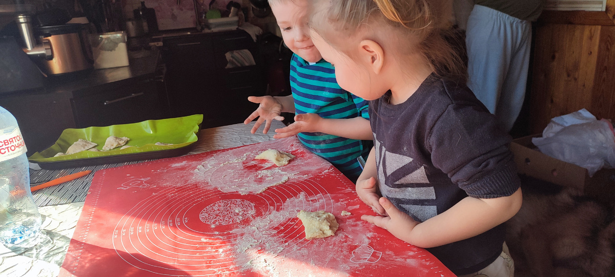 Дима с Мией формируют печенье