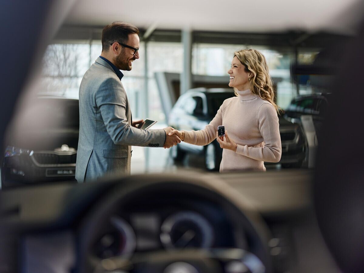    Покупка автомобиля в салоне © iStock.com / skynesher