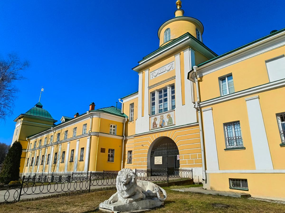Вход в Покровский монастырь