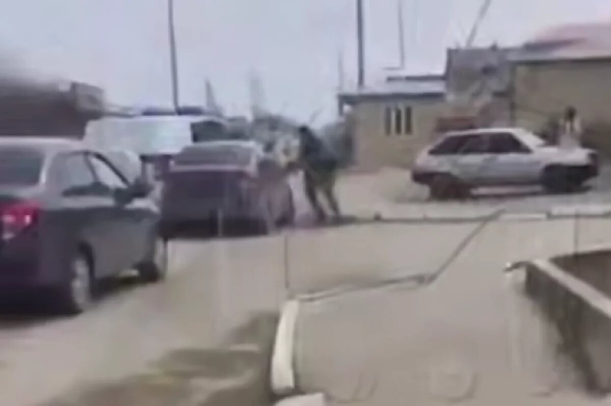    В Дагестане нарушитель протащил полицейского пять километров на капоте авто