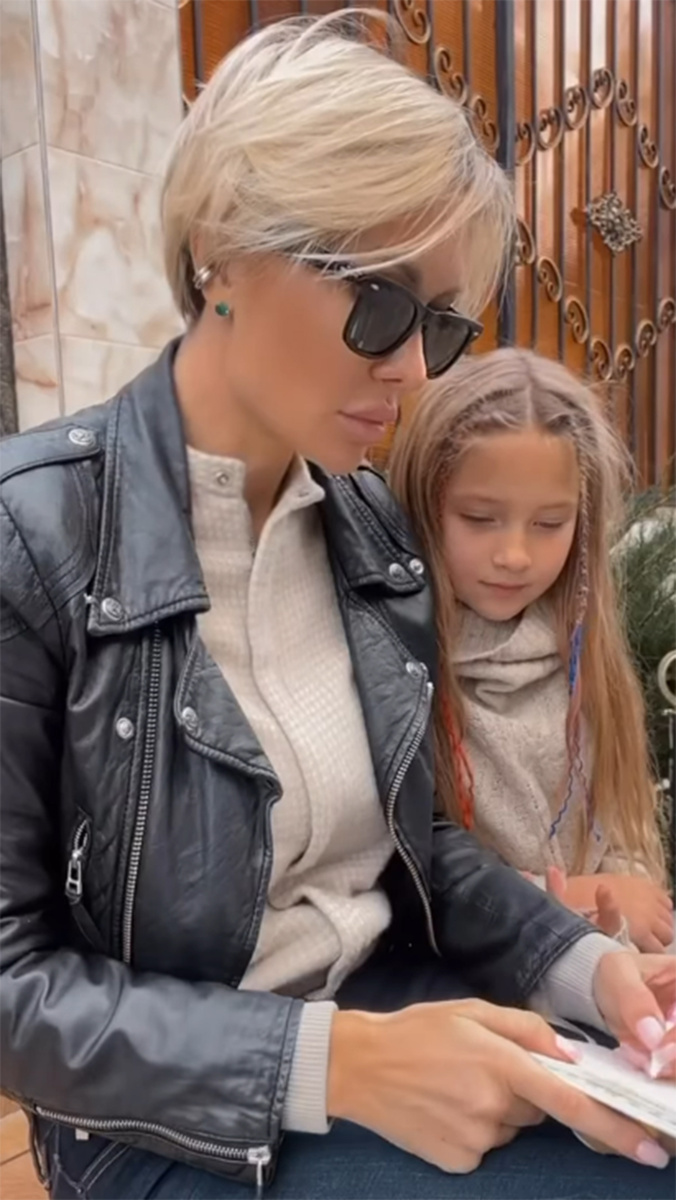 Элина Камирен с дочкой Сашей. Фото: соцсети Элины Камирен