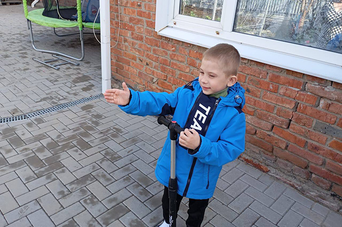 Ребята из Юго-Северной всегда готовы протянуть руку - и поздороваться, и помочь, если нужно! Фото: Александр МАСЛЯНИК.