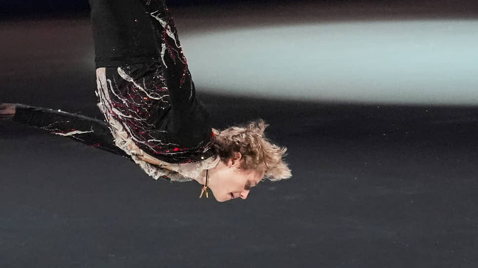 Американский фигурист Илья Малинин во второй раз подряд стал чемпионом мира в мужском одиночном катании.📷Фото: Charles Krupa / AP