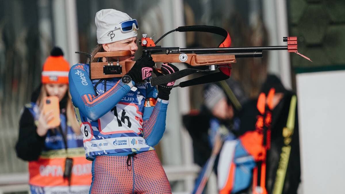    Наталья Селезнева, участвовавшая во Всероссийских соревнованиях по биатлону среди любителей, прицеливается по мишени из пневматической винтовки / Фото: Сергей Шинов