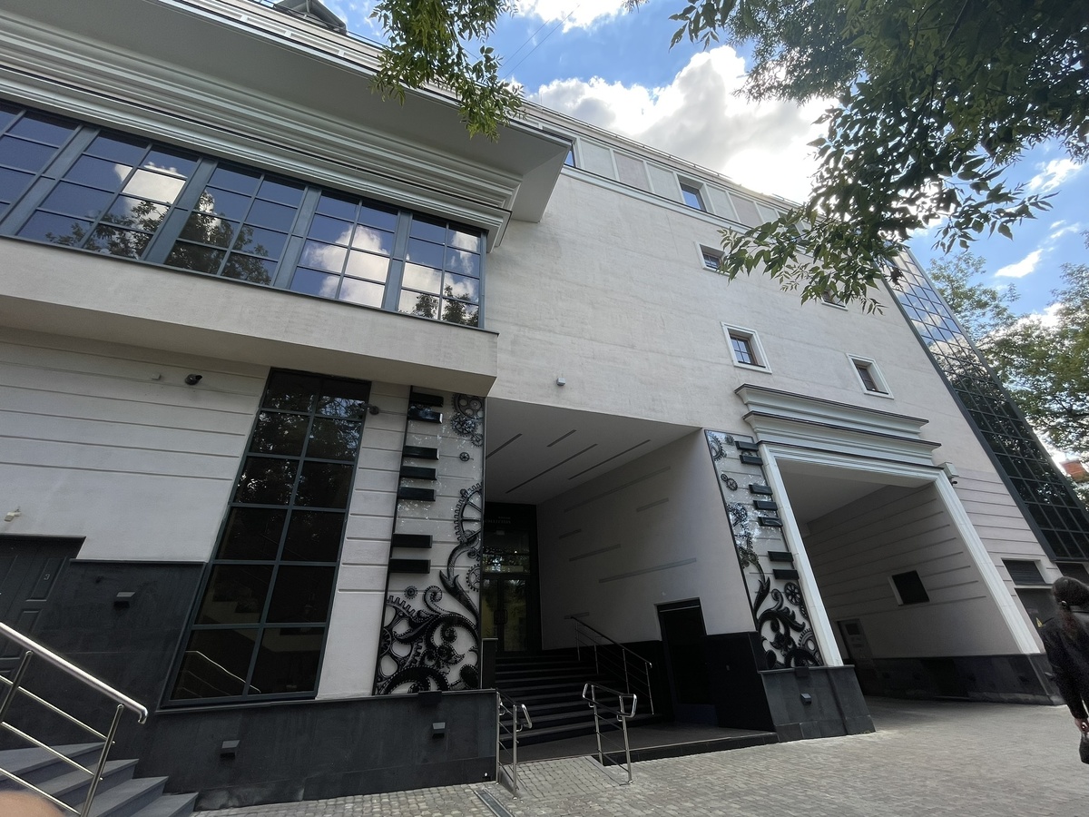 Вход с небольшим двориком, внутрь пускают строго по времени