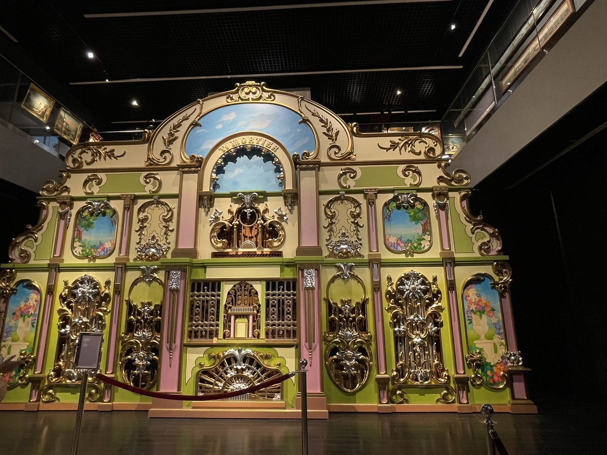 Потрясающий театральный орган (листайте галерею, чтобы увидеть больше фото)