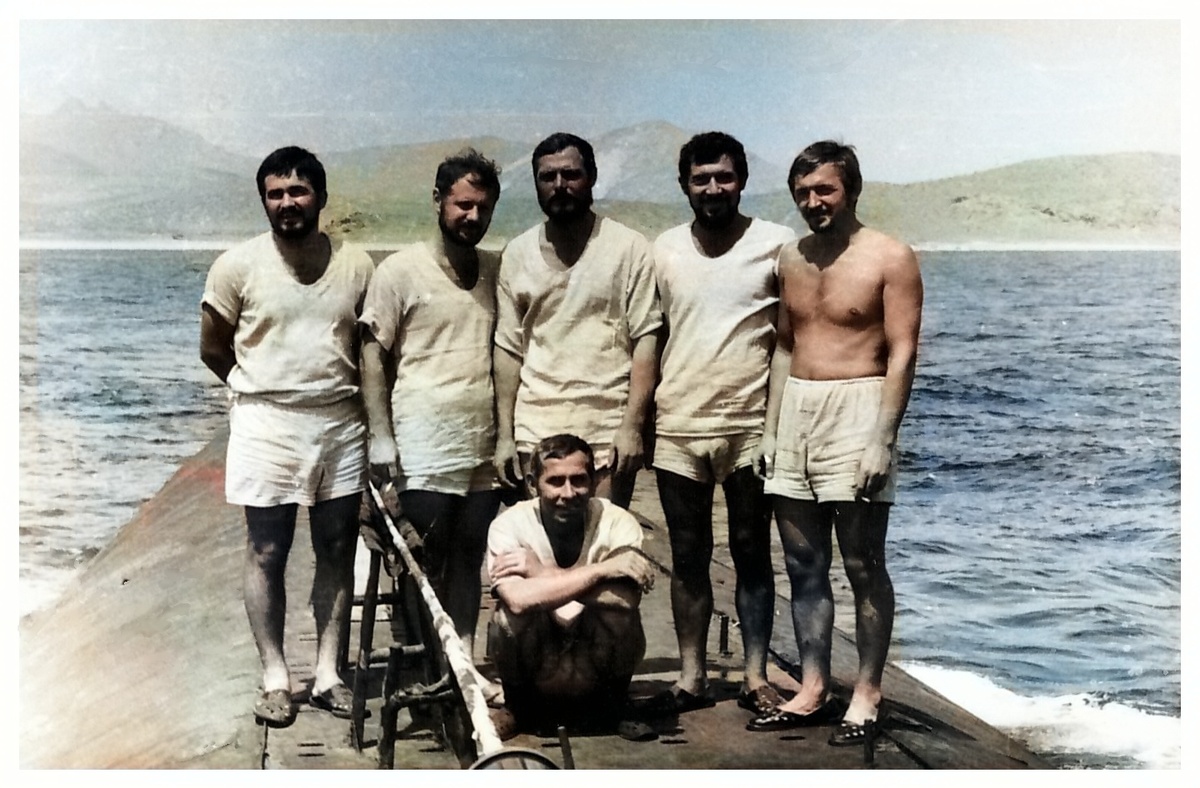 Офицеры и мичманы Б-101. Старпом стоит в центре. 1979 год. Фото: Ивана Ридецкого.