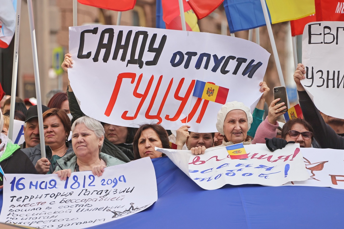    Участники акции протеста в Москве требовали от молдавских властей освободить Евгению Гуцул./Александр Корольков/РГ