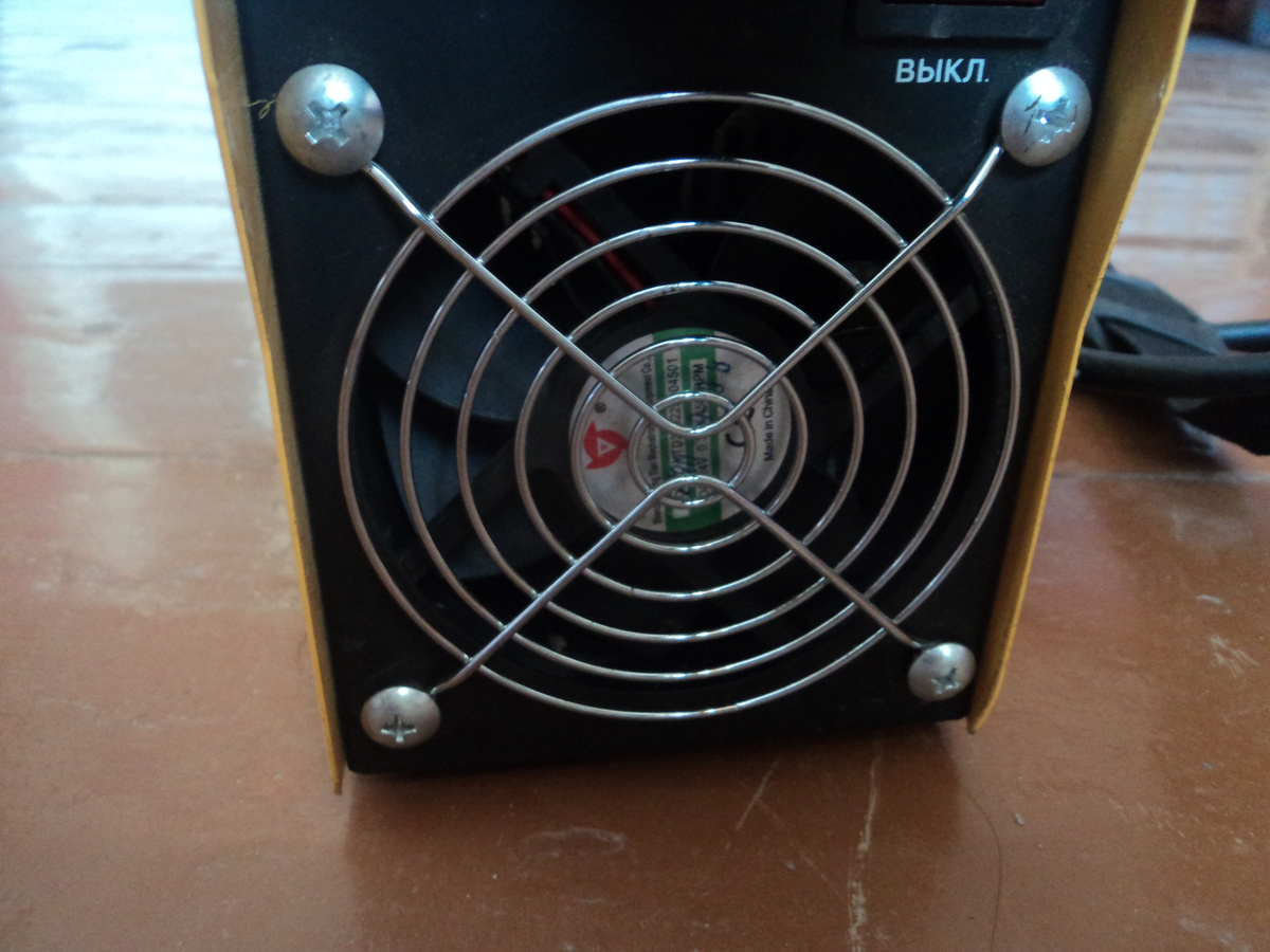 Вентилятор охлаждения аппарата. Фото автора.