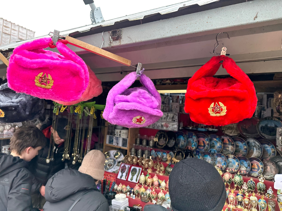 Розовые и малиновые шапки-ушанки.