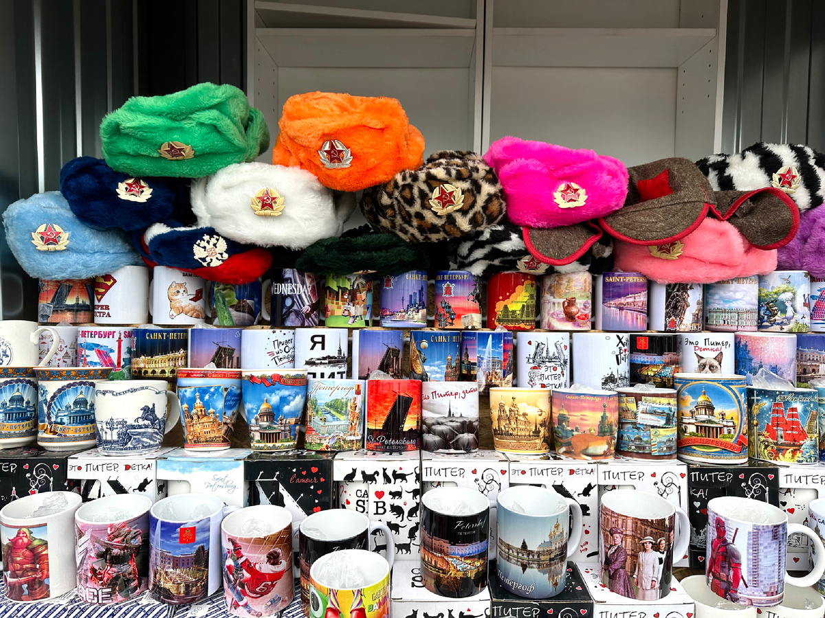 Шапки-ушанки всех цветов радуги.