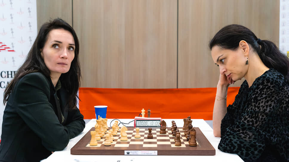 Екатерина Лагно (слева) и Александра Костенюк на турнире в Монако (февраль 2025 года) .📷Фото: Niki Riga / FIDE