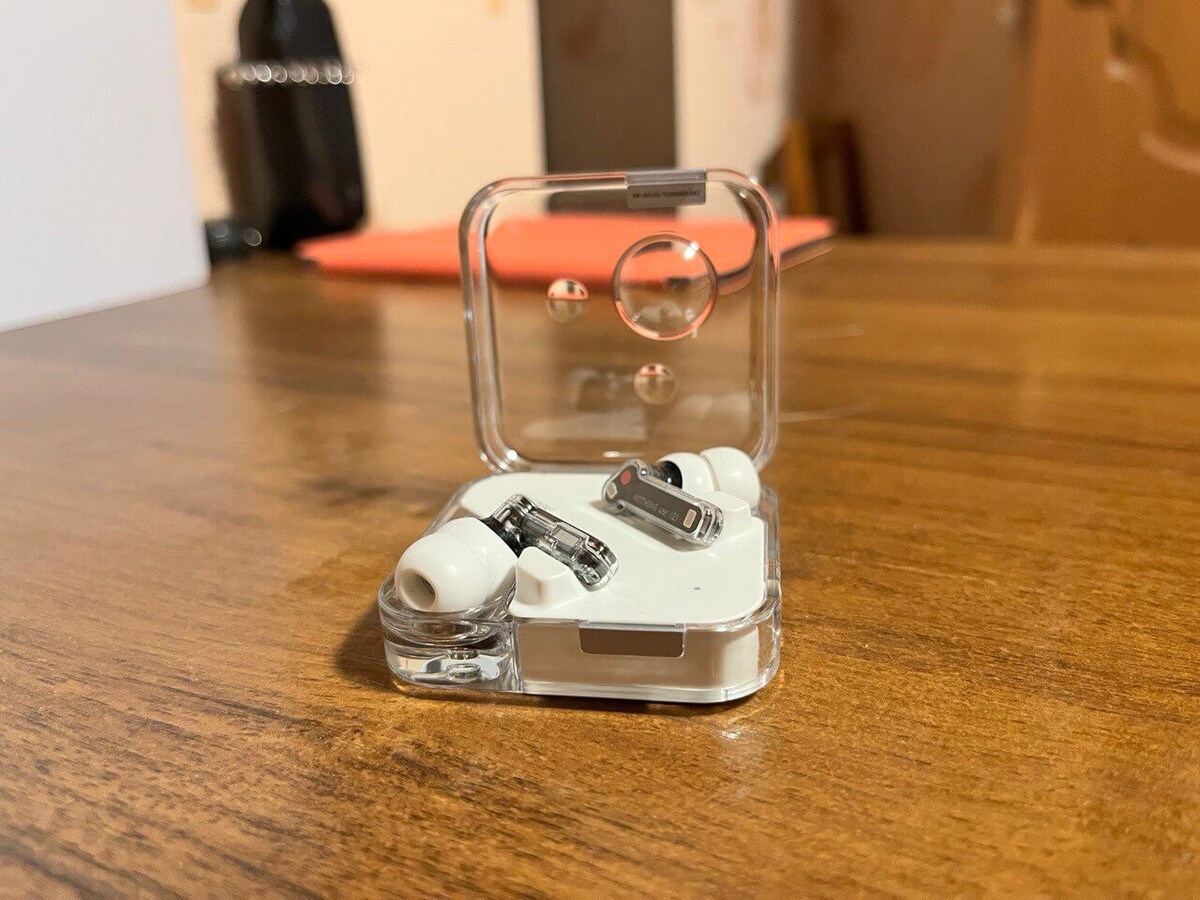    Для подключения наушников достаточно просто открыть кейс