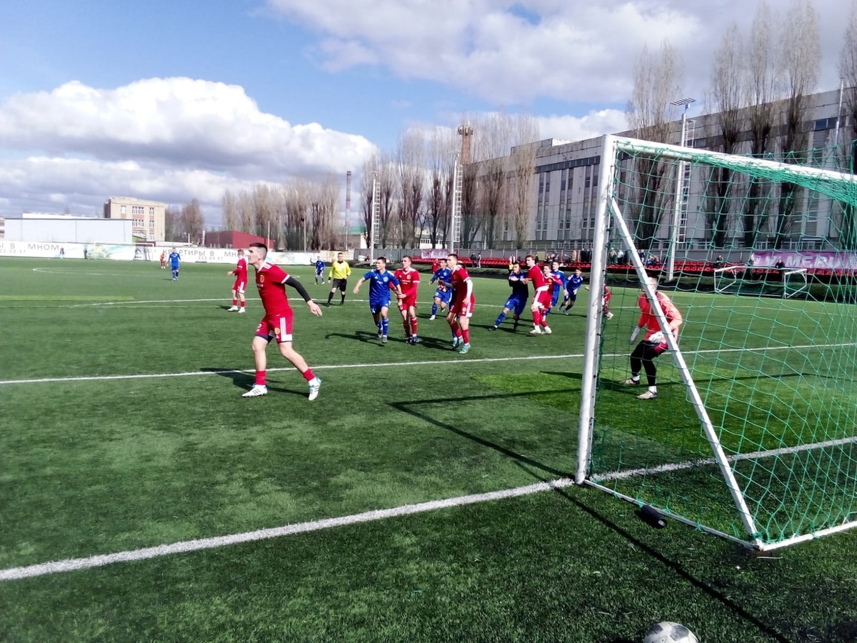 Мяч летит после углового в исполнении Михаила Белова