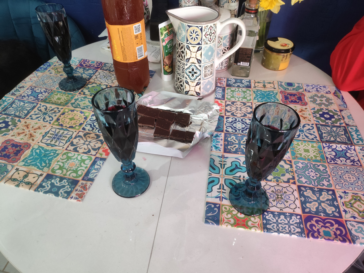 Просто вино с горьким шоколадом.