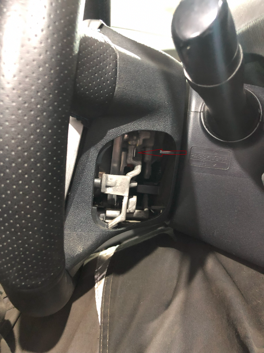 Снимаем заглушку на руле сбоку и толкаем скобу отмеченную стрелкой (Например отверткой) и немного тянем на себя "Airbag"(Это то куда вы жмете для того чтобы посигналить). Выполняем данное действие с обоих сторон.