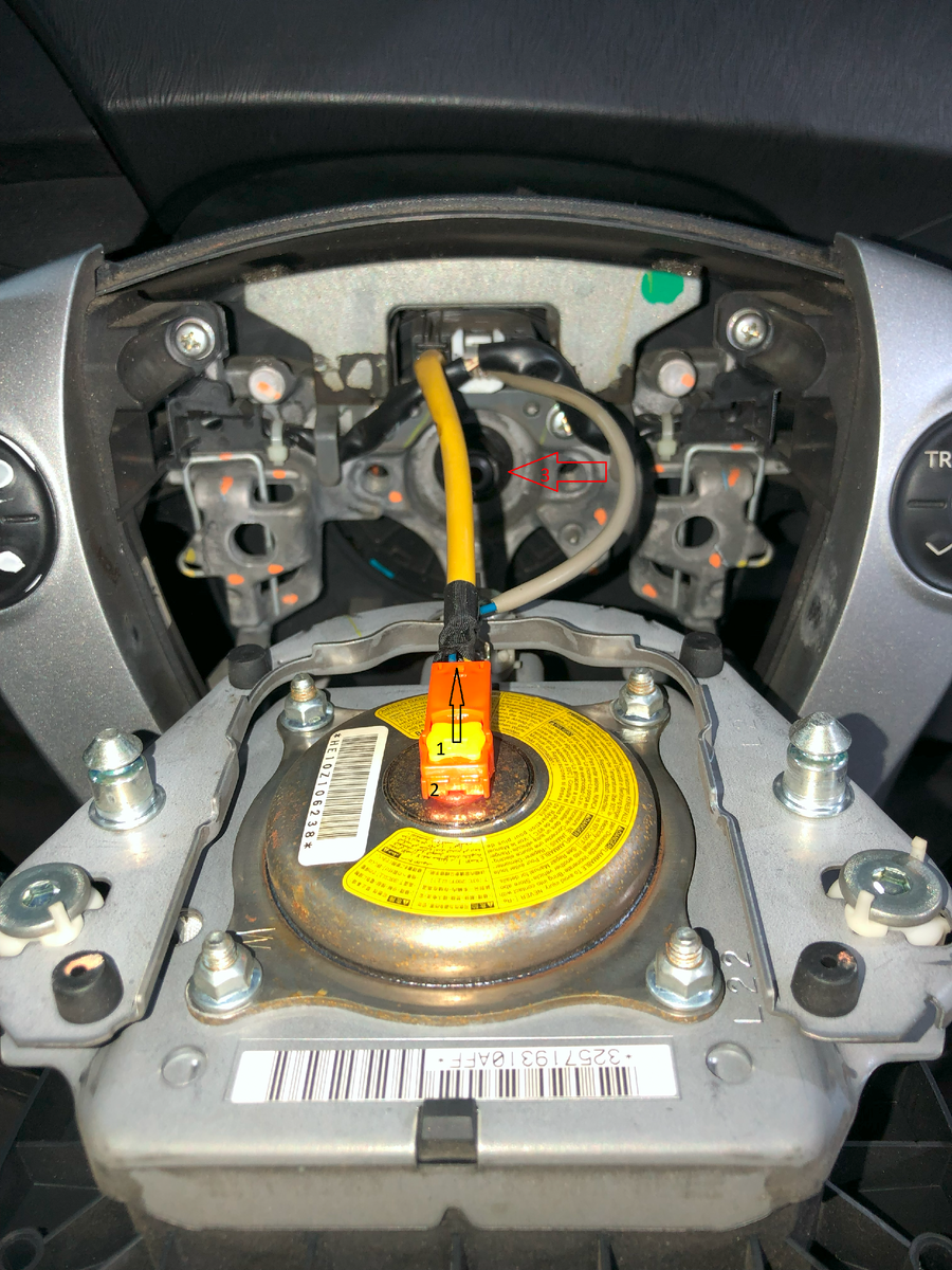 1) Поднимаем(без усилий) желтую защелку разъема, вытаскивать ее не нужно. 2) Отсоединяем разъем и убираем в сторону "Подушку безопасности". 3) Откручиваем центральную гайку и снимаем руль.