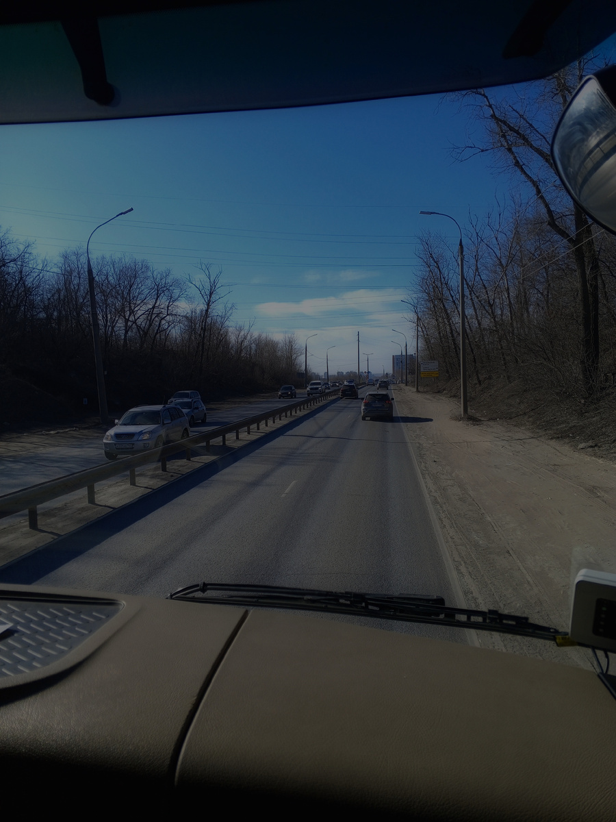 На выходных ездила с Сашей перегонять его рабочую машину на базу) Мерседес актрос классный) 