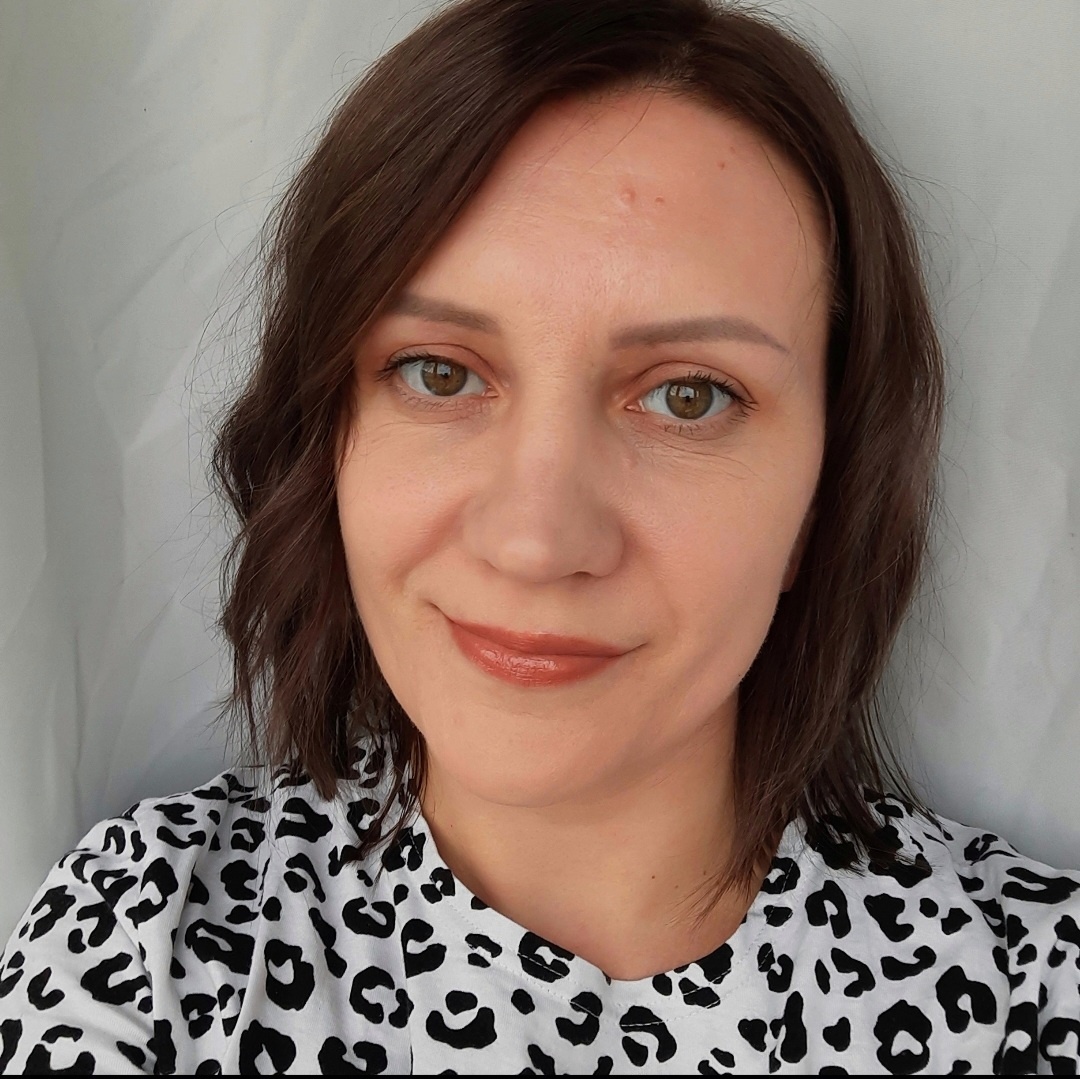 Вот с одной стороны прям супер получилось сделать локоны, а с другой не очень 🫣а ещё и макияж сделала 🙂