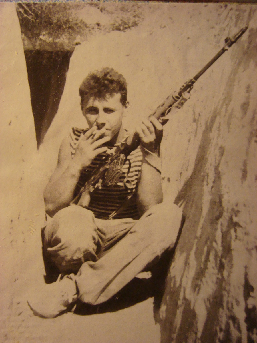 Кроха на перекуре, а курил он всегда... по многу приезжал на мою первую свадьбу))