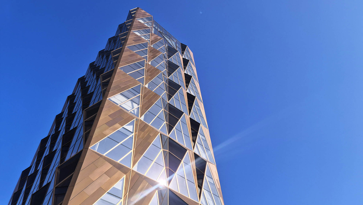 Норман Фостер — один из основоположников стиля хай-тек в архитектуре. Листайте галерею, чтобы увидеть ещё фото