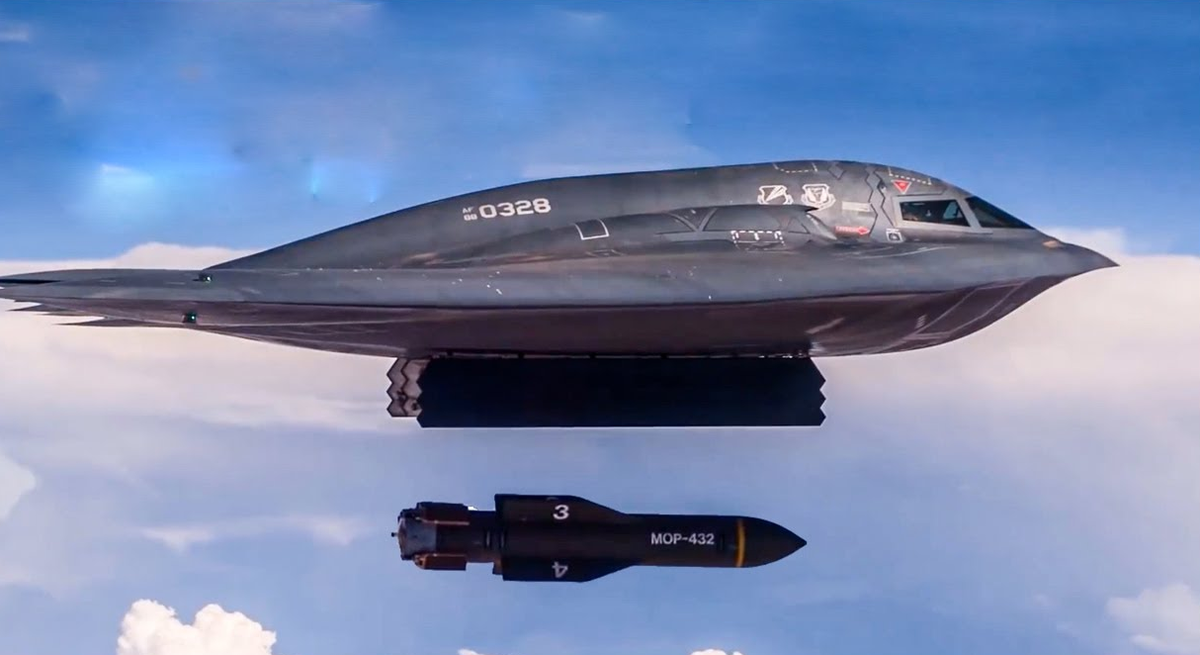 Самый дорогой самолёт в истории В-2А с самой большой бомбой ВВС США GBU-57. Вот такой набор готовит команда Трампа своим недругам на Ближнем Востоке. Хуситам или ранцам. 