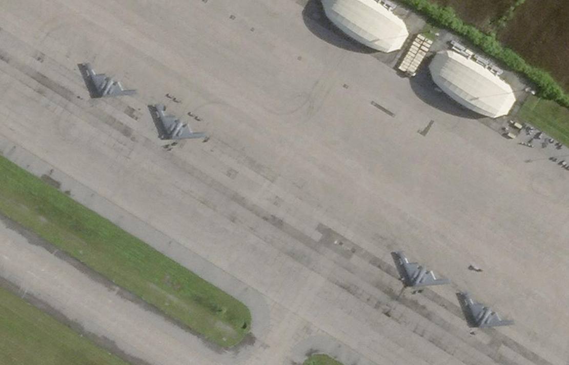 На снимке Maxar 4 единицы В-2А  но скоро к ним добавится ещё по крайней мере два. 