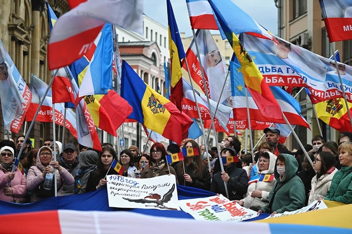    Молдавская и гагаузская диаспоры в России участвуют в митинге в связи с задержанием главы Гагаузии Евгении Гуцул на Кузнецком мосту перед зданием посольства Молдавии в Москве.