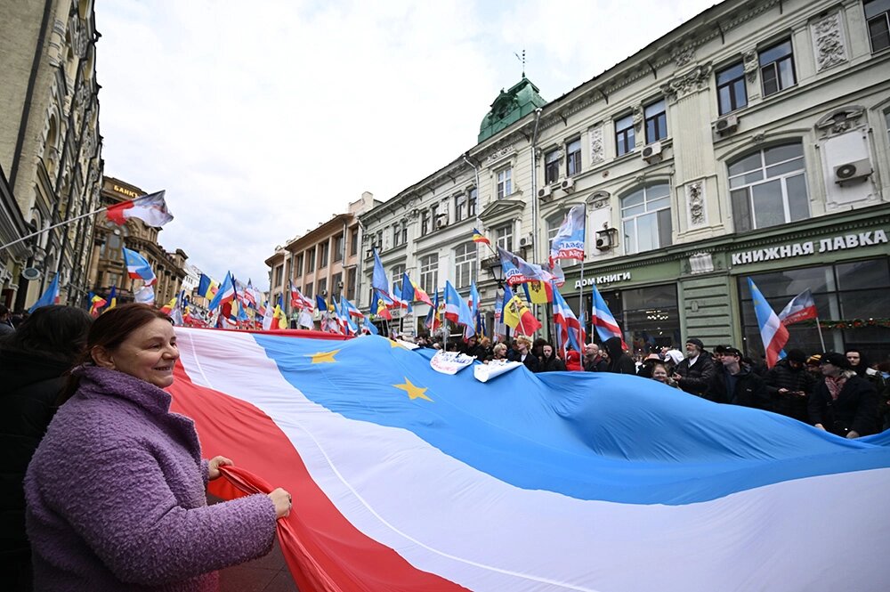   Молдавская и гагаузская диаспоры в России участвуют в митинге в связи с задержанием главы Гагаузии Евгении Гуцул на Кузнецком мосту перед зданием посольства Молдавии в Москве. Фото:  РИА Новости/ Пелагия Тихонова