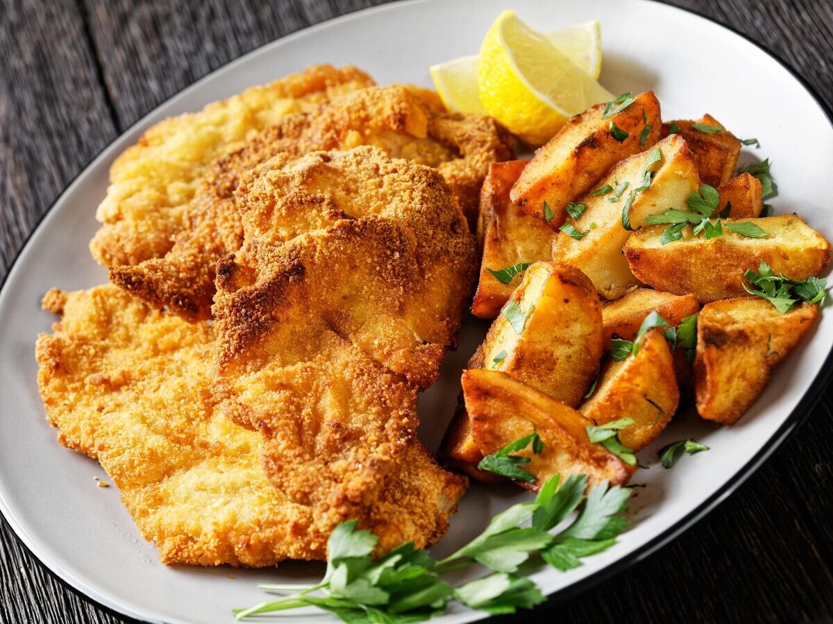    Куриный шницель с картофелем© Getty Images / from_my_point_of_view