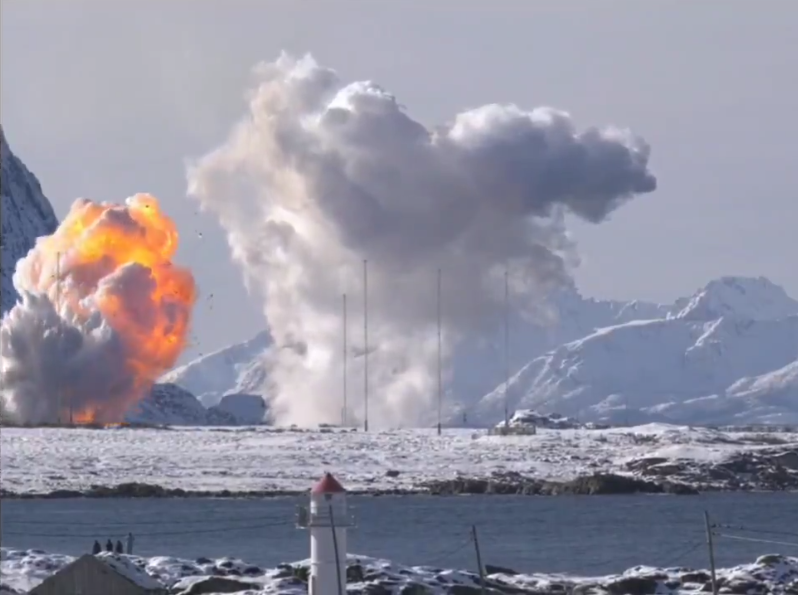 Момент взрыва (или подрыва) немецкой ракеты в Норвегии