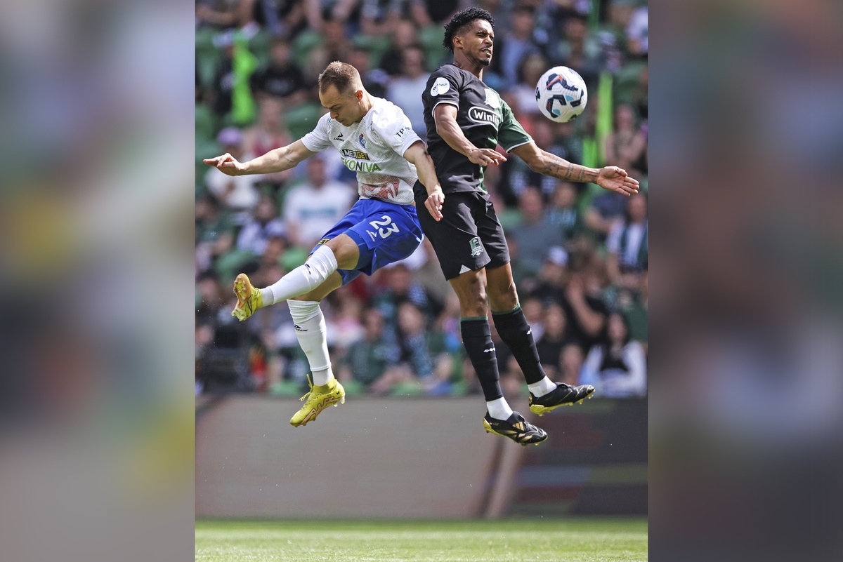    Футболисты воронежского "Факела" (слева) не смогли прыгнуть выше головы, разгромно уступив в Краснодаре. / РИА Новости