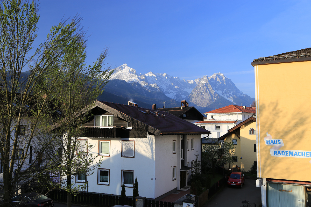Вид на баварские Альпы из окна отеля. Гармиш-Партенкирхен, Германия. Фото автора