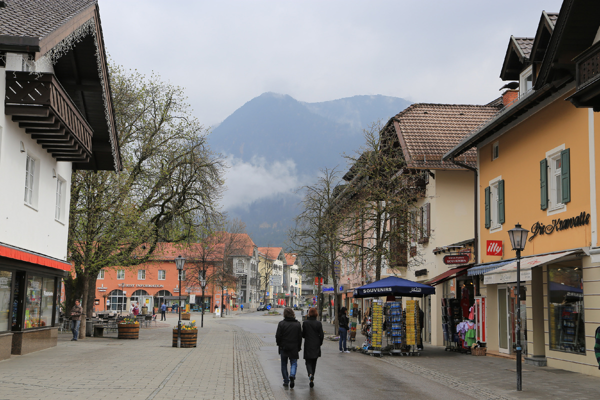Одна из центральных улиц Гармиш-Партенкирхена, Германия. Фото автора