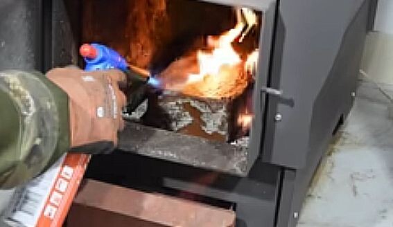 Топим печь кирпичом