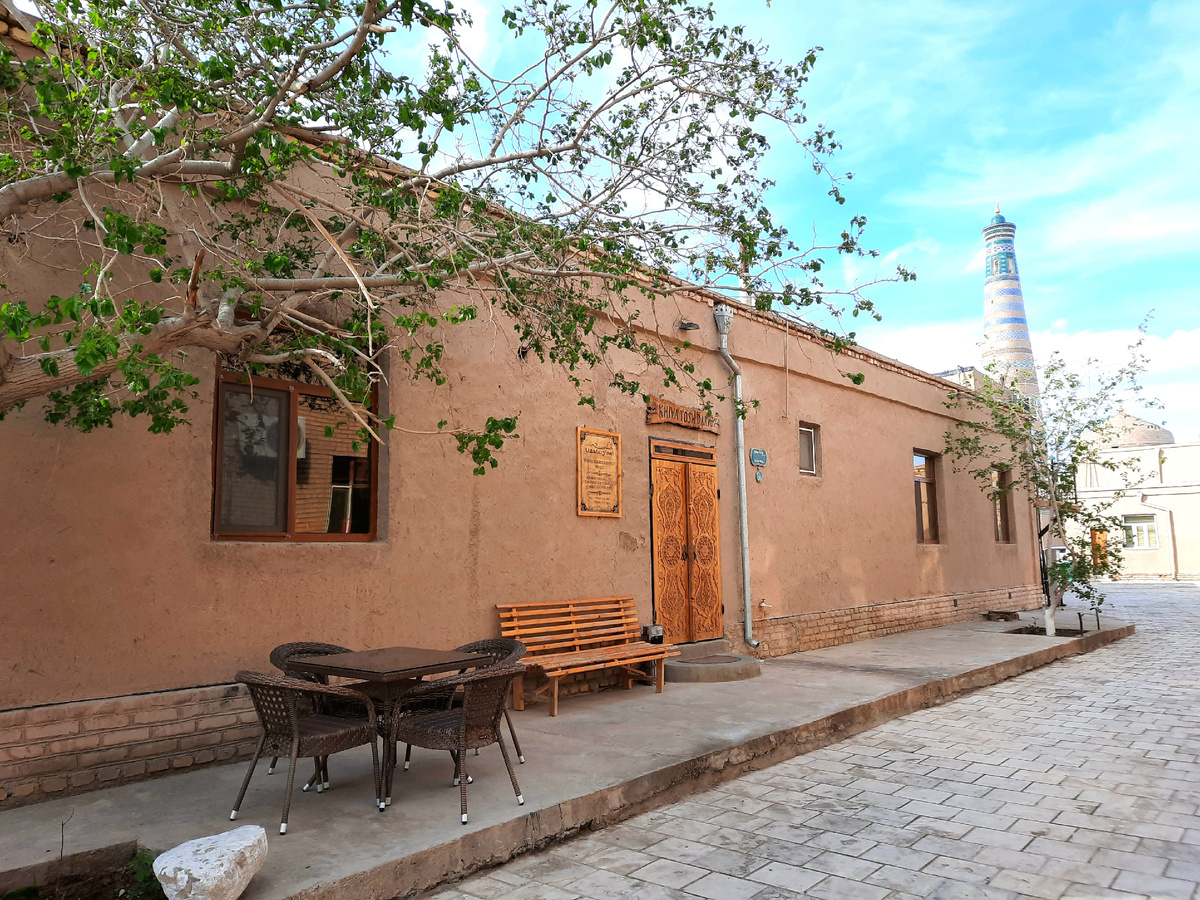 Наш гостевой дом снаружи - мазанка, чтобы соответствовать единому стилю старого города