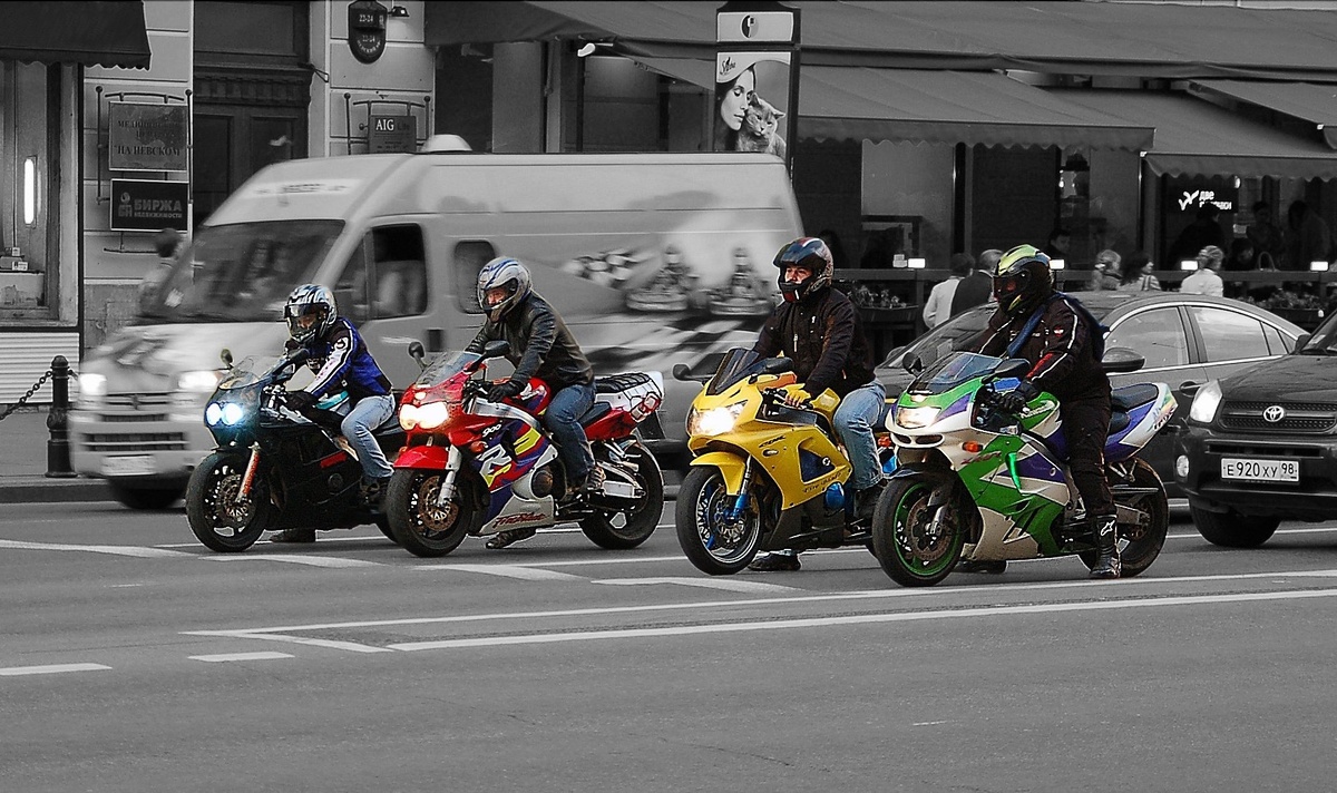 В городе торможение на светофорах – обычная ситуация, однако делать это рекомендуется не резко и с большой скорости, а постепенно, начиная немного заранее. Помимо того что мотоциклист успеет полностью остановиться на красный, важно то, что его определенно заметят водители позади, соответственно, удастся избежать аварийной ситуации. К слову, во время остановки желательно оставаться на передаче и внимательно следить, что происходит позади.