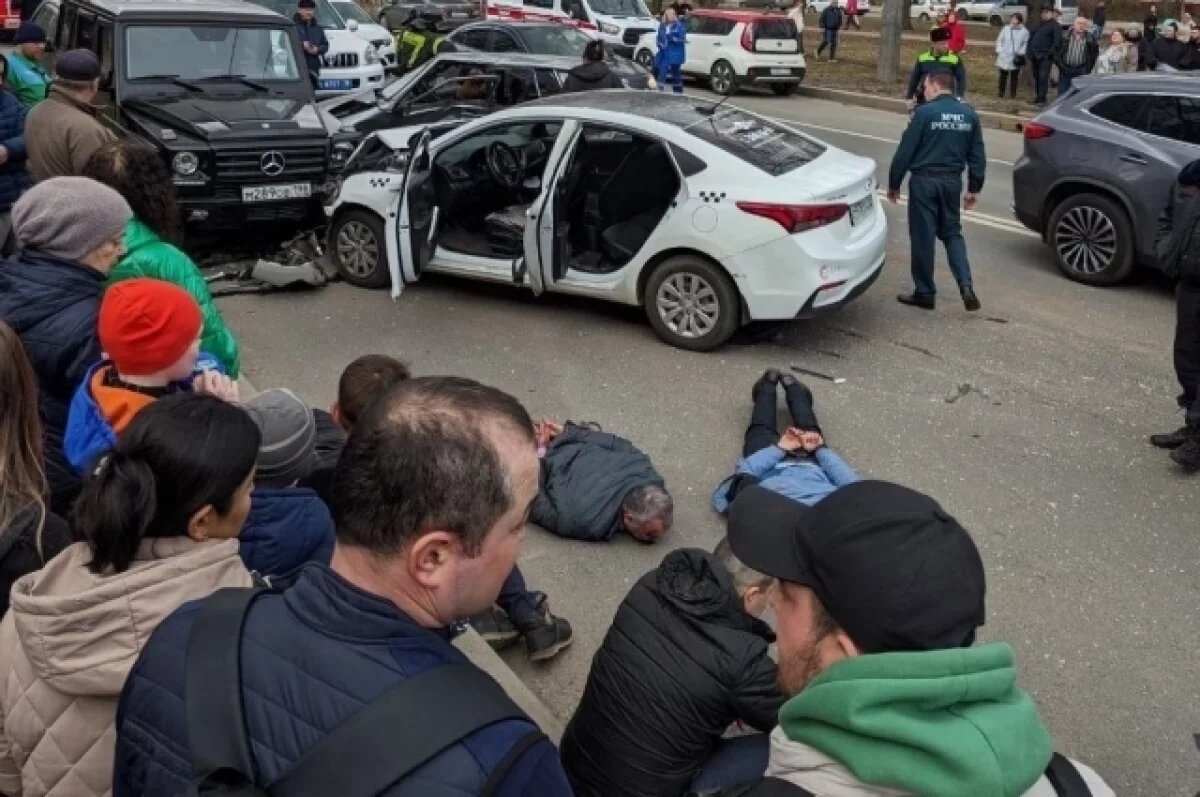    Таксист-мигрант скрывался от погони и протаранил несколько авто